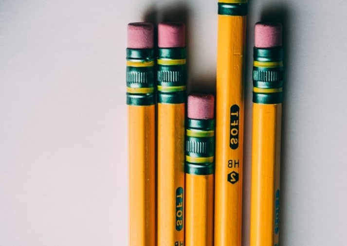 Cinco lápices sobre un fondo blanco