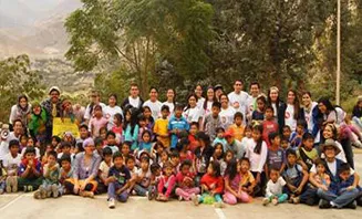 Photo of the volunteer team with the children from Catahuasi after the Nutriolimpiadas (Nutre “Olympics”). 